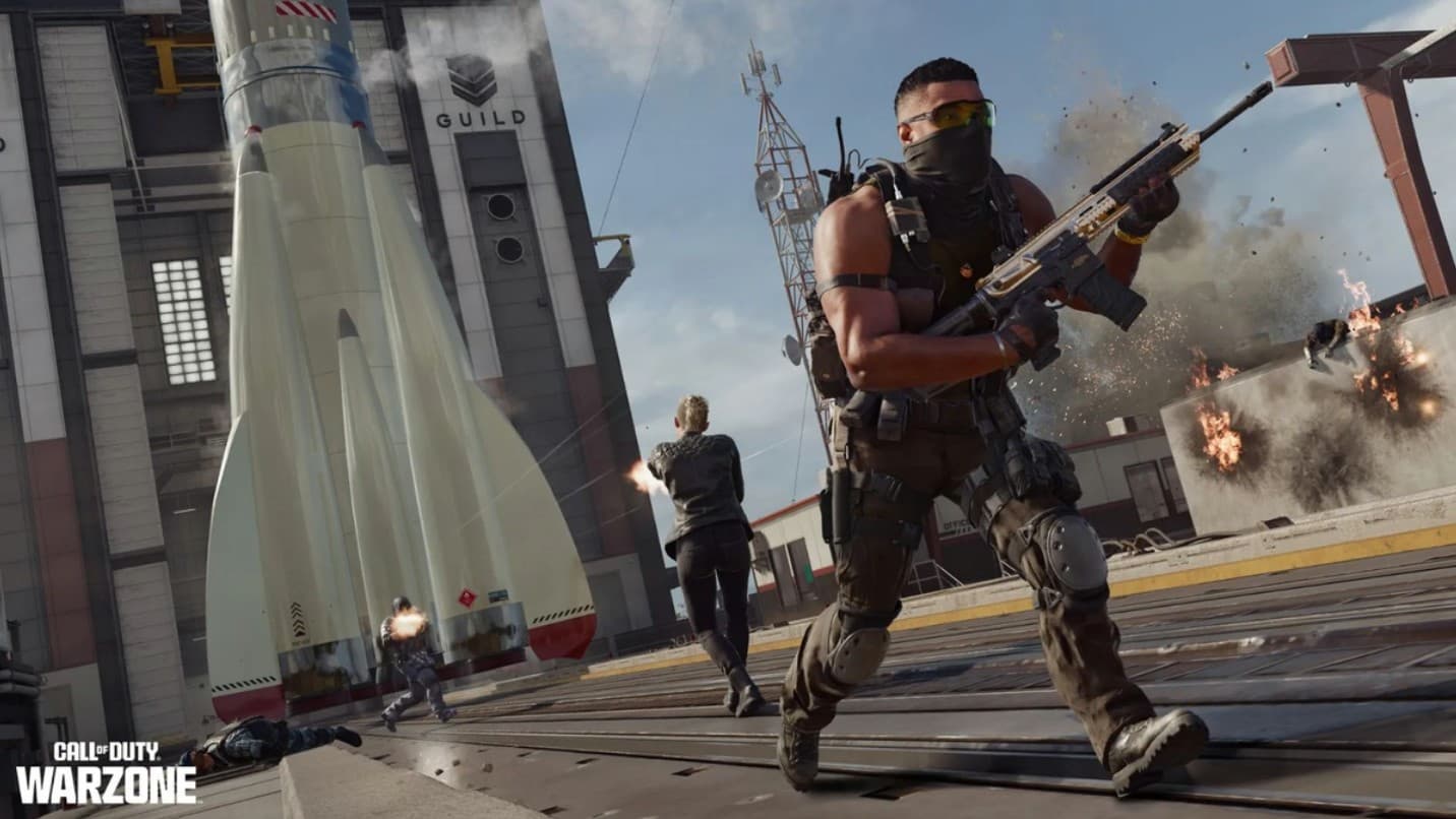 Warzone operator moving on a roof